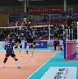  排球友谊赛上演强强对话，东城猎隼队读秒扳平关中银狐队，团队配合流畅；边路成突破口