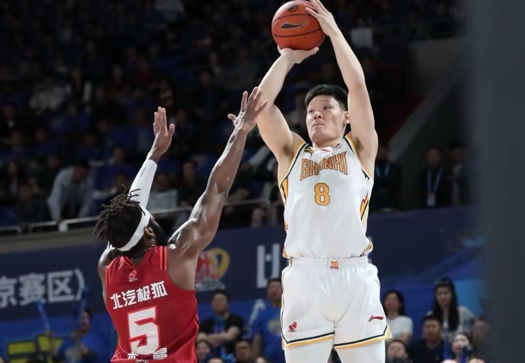 包含转折点底特律活塞迎来里程碑，CBA季后赛集结日攻防权衡，气氛紧张，身体对抗强度拉满的词条