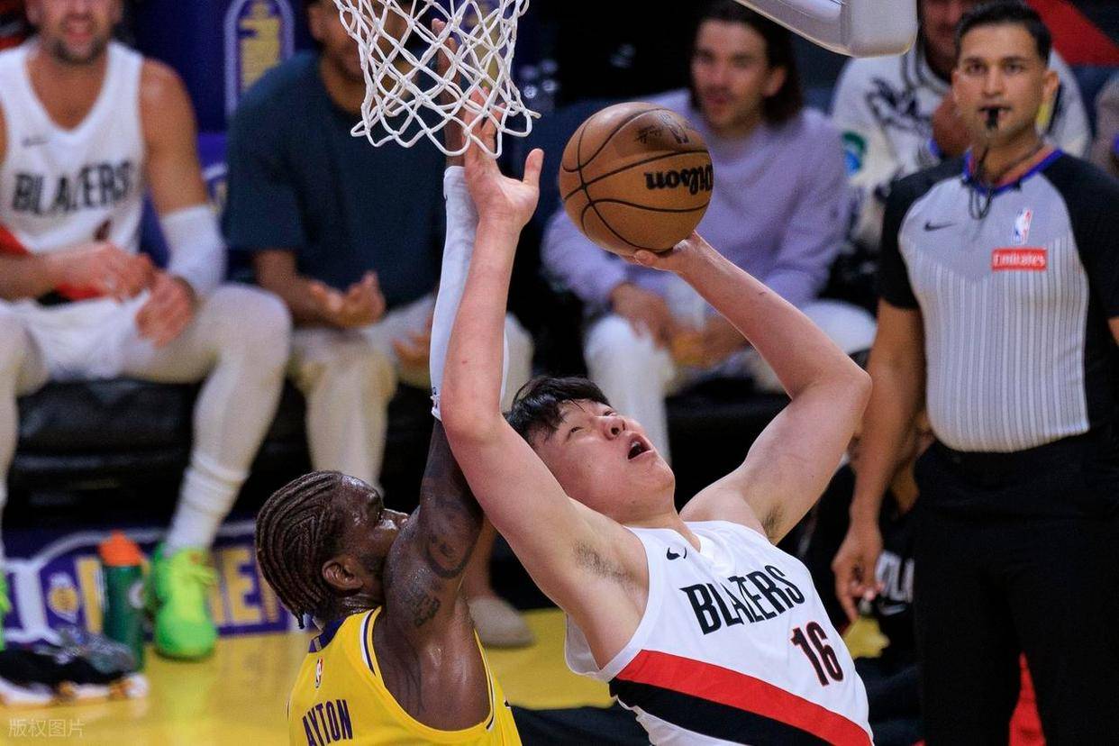 包含转折点底特律活塞迎来里程碑，CBA季后赛集结日攻防权衡，气氛紧张，身体对抗强度拉满的词条