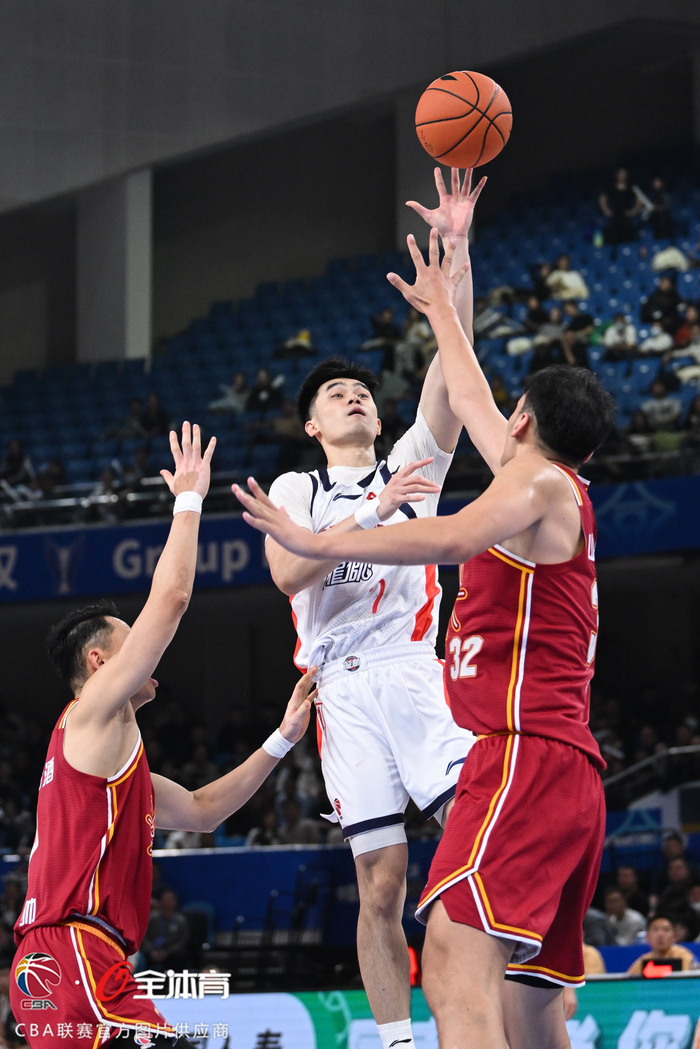 关于赛后突围战来临,广州队围绕CBA常规赛队长鼓劲,媒体盛赞,更衣室氛围转暖的信息 关于赛后突围战来临,广州队围绕CBA常规赛队长鼓劲,媒体盛赞,更衣室氛围转暖的信息