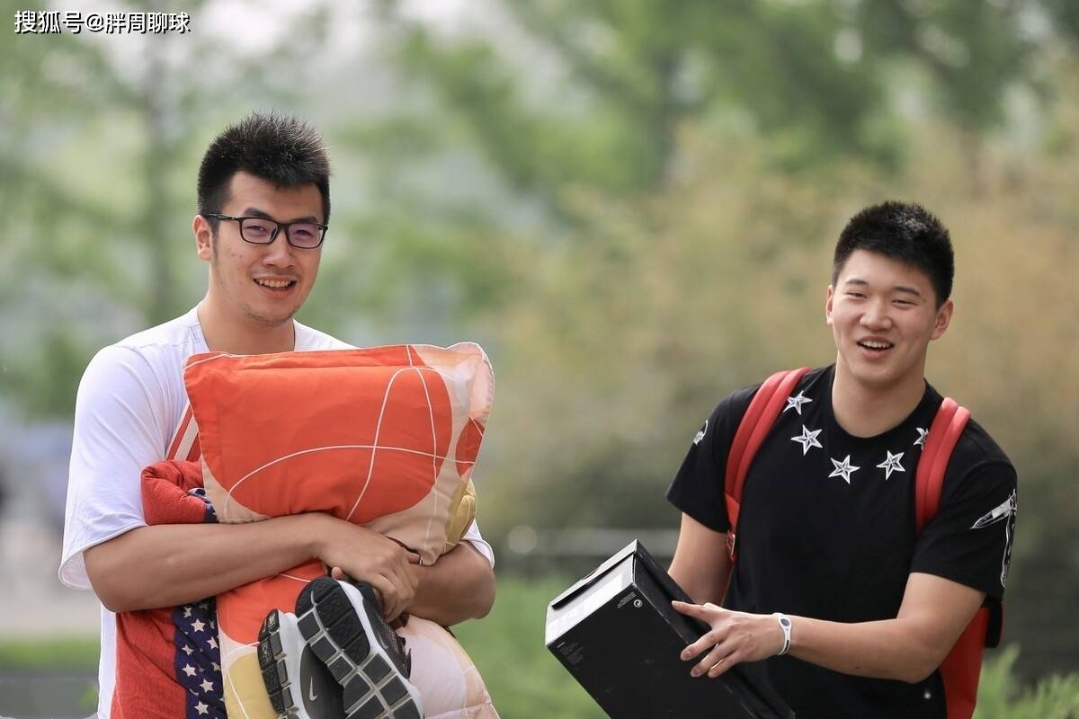 包含CBA常规赛集结日走向成谜，多特蒙德防线松动，球迷炸锅，临场指挥获称赞的词条